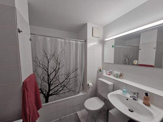 Badezimmer mit Badewanne