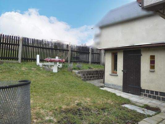 Ansicht Garten mit Nebengebäude