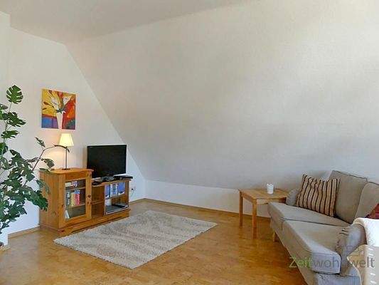 Couch und TV im Wohnzimmer