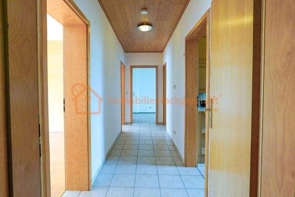 Heller Flur mit Türen