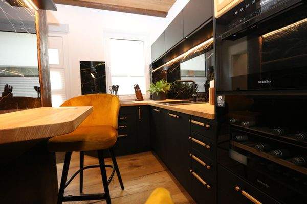 Küche mit Barbereich