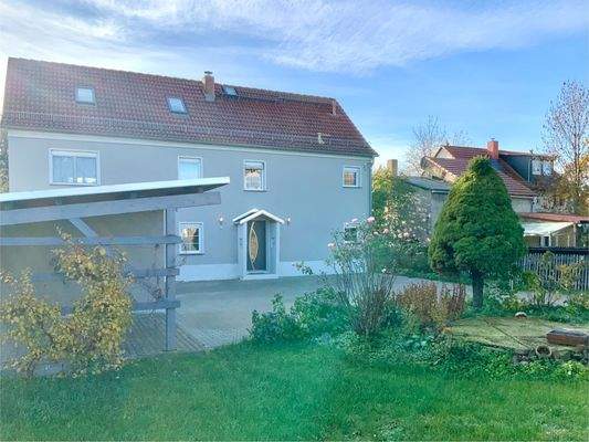 Hauszugang mit Carport