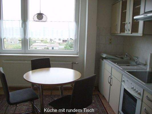 Küche mit Tisch und Stühlen