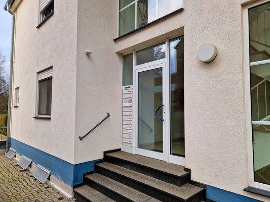 Eingang des 11-Familienhauses