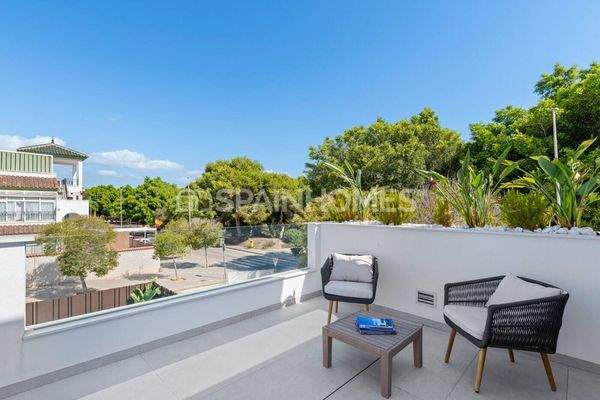 Detached Villas with Pool 900 m from the Beach in Mil Palmeras