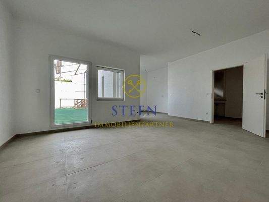 Gr. Zimmer 1 mit offener Küche und Ausgang zur Terrasse, Bild 2