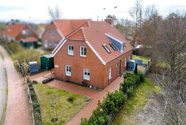 Ansicht von der Straße aus mit Blick Richtung Süden – charmantes Backsteinhaus mit zwei Wohneinheiten