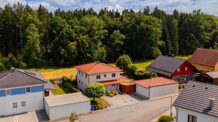 Hausansicht mit Blick auf den Wald