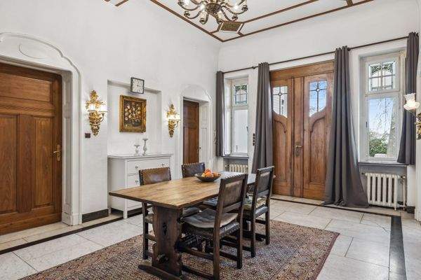 Empfangsdiele mit Essbereich