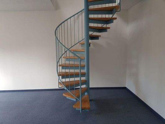 Wohnzimmer mit innenliegende Treppe