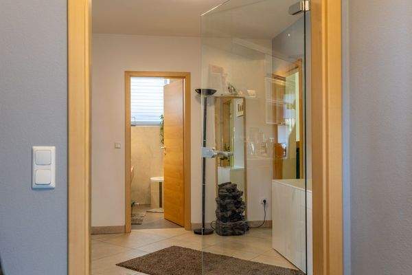 Zauberhafte Maisonette-Gartenwohnung mit XXL-Garage, Carport und eigenem Garten – Baujahr 2007