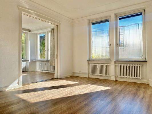 Wohnzimmer mit Blick ins Arbeitszimmer