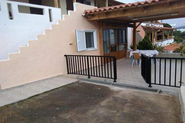 Kreta, Ammoudara: Haus mit 3 Wohnungen in Meeresnähe zu verkaufen