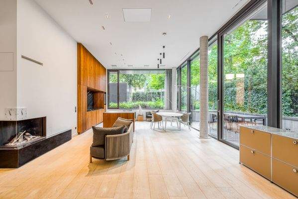 Großzügiger Wohn- und Essbereich mit Zugang zur Terrasse