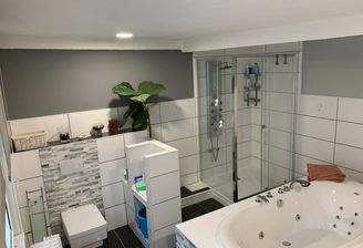 Badezimmer mit Whirlwanne