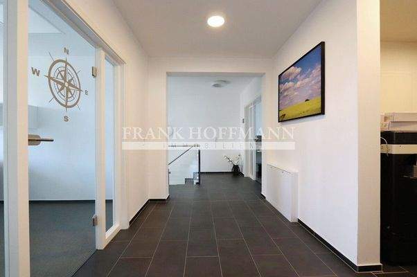 V8828 Bürogebäude Flur 2