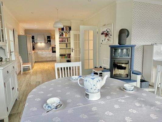 Blick vom offenen Essbereich zur Küche