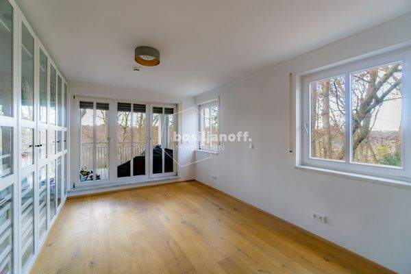 Gut geschnittenes Schlafzimmer mit Balkonzugang