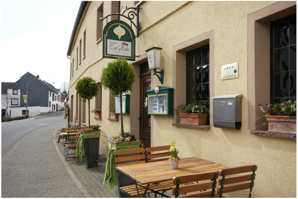 Straßenansicht im Sommer