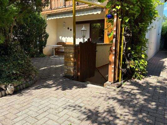 Terrasse m. Zugang zum Keller