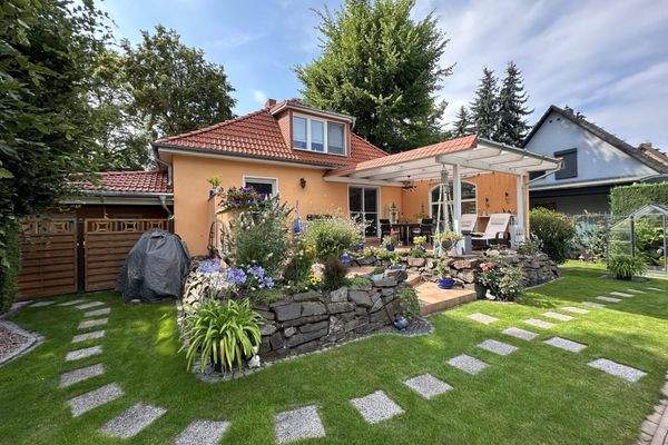 Terrasse mit lichtdurchlässiger Teilüberdachung