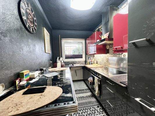 KÜCHE MIT EINBAUKÜCHE