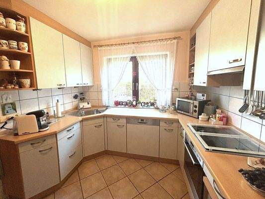 Geräumige Küche mit EBK