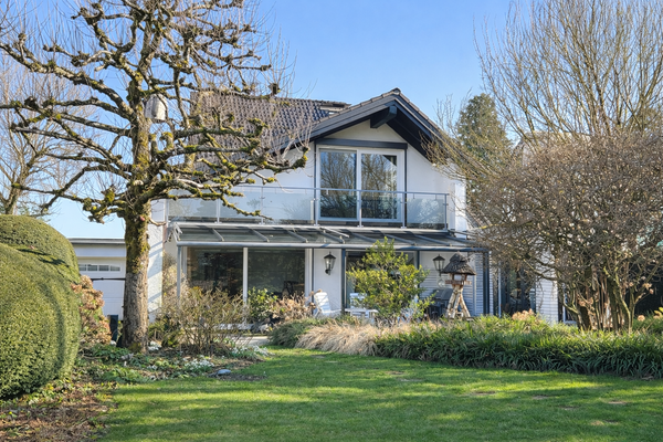 Weißes Haus im modernen Garten