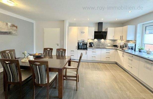 ...mit viel Stellfläche für die Essgruppe...