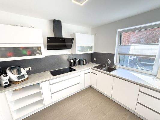 Die moderne und große Küche