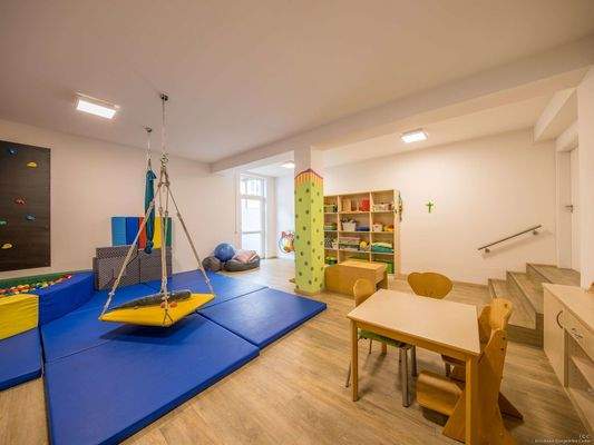  Ein großer, heller Raum 