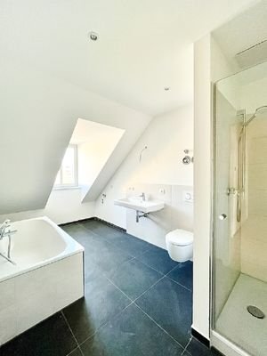Bad mit Wanne + Dusche