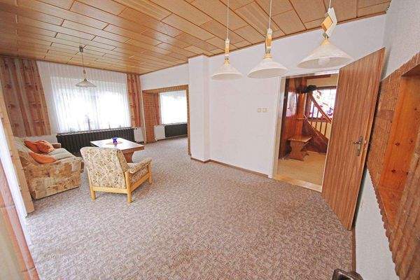 großes Wohnzimmer im EG