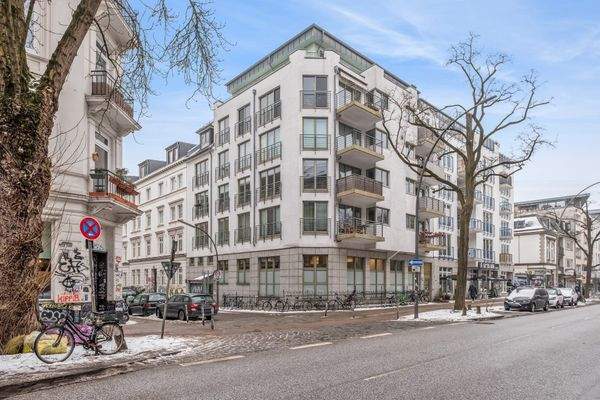 Außenansicht des modernen Eckgebäudes