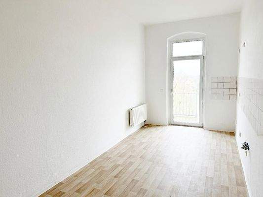 großzügige Küche mit Blick Richtung großem Balkon