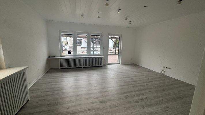 großes sonniges Wohnzimmer neu.Fenster neu.laminat