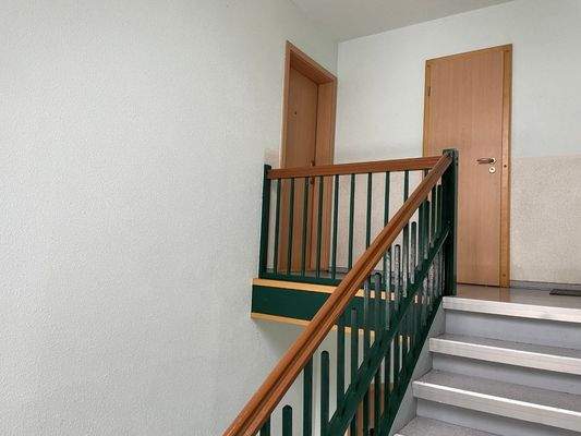 Treppenhaus mit Wohnungstür links