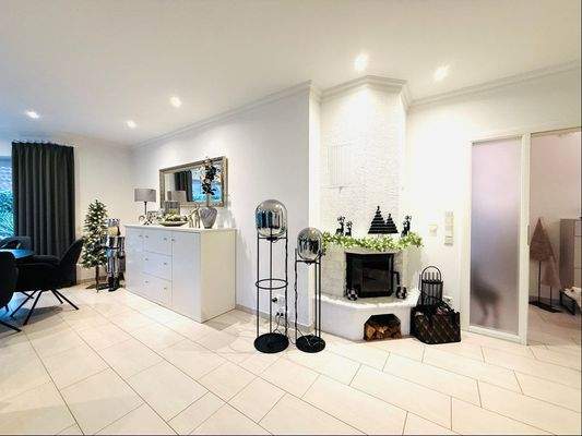 Wohn-Esszimmer mit Kamin