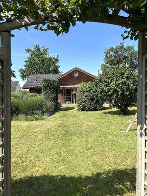 Blick in den vorderen Grundstücksbereich