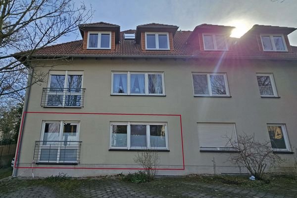 Blick auf die Westseite des Gebäudes mit der Wohnung im Erdgeschoss