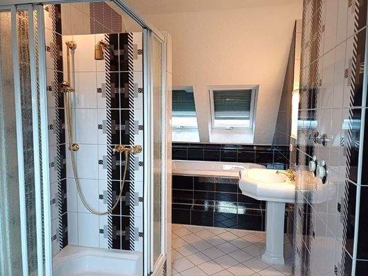 Bad mit Wanne und Dusche