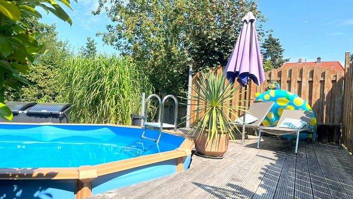 großzügiger Pool mit komfortablen Sitz- und Liegeflächen