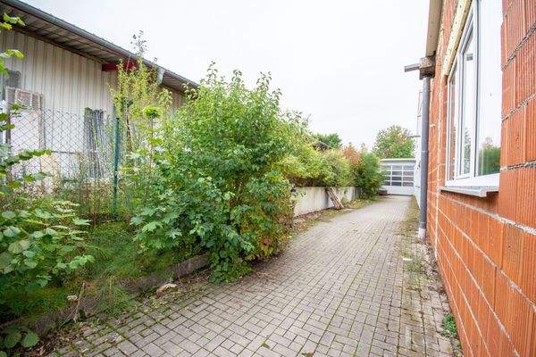 Zufahrt überdachtes Außenlager