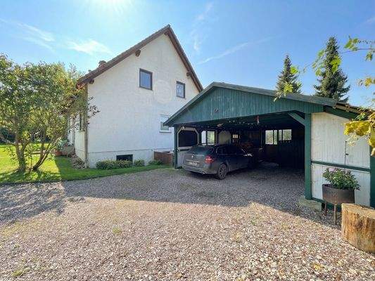 Seitenansicht mit dem großzügigen Carport