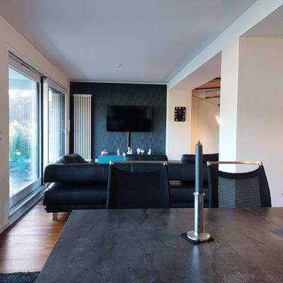 Blick vom Esstisch zum Wohnbereich