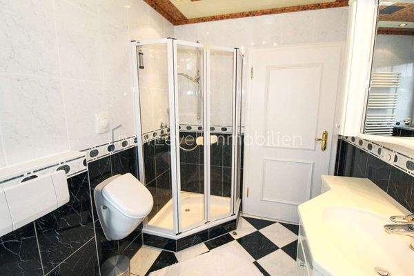 Dachgeschoss Bad 1-2