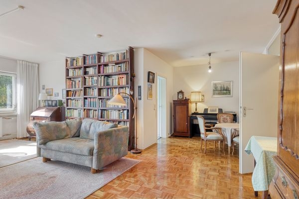 Wohn-/Esszimmer zur Küche hin