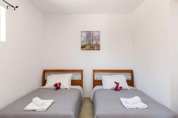 Kreta, Kournas: Spektakuläre Villa mit Tennisplatz nahe des Kournas-Sees zu verkaufen