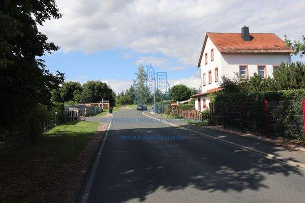 umliegende Bebauung und Erschließungsstraße