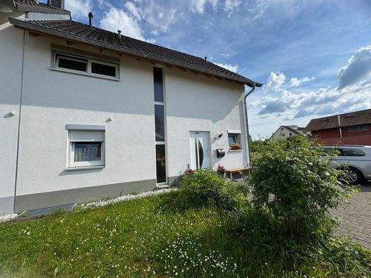 Ansicht Straße mit Stellplatz